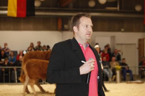 Agro Nord Kødkvæg - Henrik Baymler var igen den kompetente dommer, der gav de unge god karakteristik.