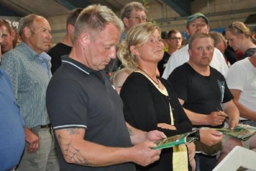 Auktionen - Bakkens Gigi erhverves af Mette Foged, der i løbet af auktionen køber i alt tre katalognumre