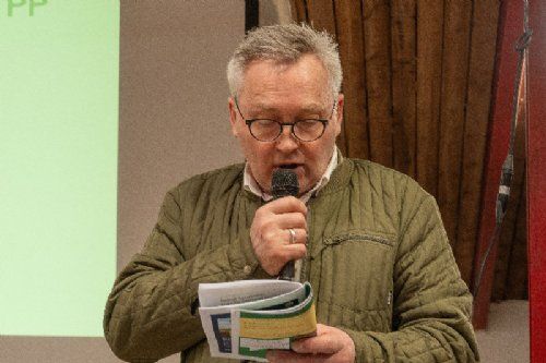 Avlsdyauktion - Jakob Ravn læste auktionsreglerne op inden det første dyr i ringen. Lene Black beskrev løbende de forskellige auktionsdyr