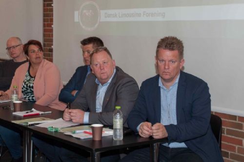 Generalforsamling 2019 - 02- Der var alvorlige og tænksomme miner til at starte med. Fra venstre Jan P. Jensen, Lene Black Sinkjær, Jens Thaysen, Per Lynge Laursen (dirigent) og Søren Grunnet.