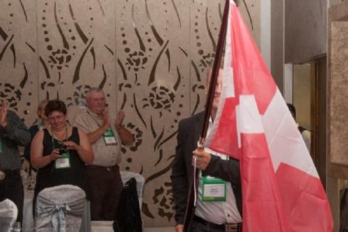ILC verdenskongres i Irland 20.-28. august 2016 - På dag et er der velkomstreception, hvor deltagerlandenes faner bæres frem – her kæmper Søren Grunnet med Dannebrog