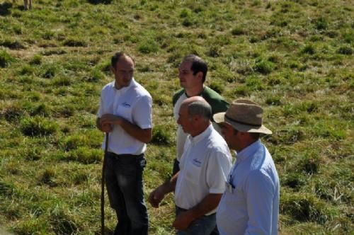 Limousinerejse 2012 - På besætningsbesøg hos EARL Arrouy – PINAS. Ejendommen var beliggende ca. 600 meter over havet. Der var 140 hektar og 110 køer. Olivier Rambert fra INTERLIM var med på de franske besætningsbesøg som limousinesagkyndig og tolk, da franskmændene ikke s