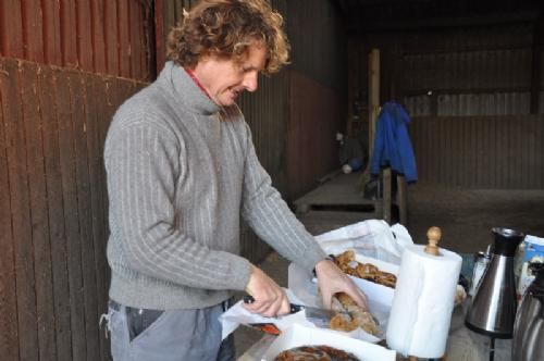Østs bustur til Fyn - Område Øst’s traditionelle bustur gik i år til 4 Fynske besætninger. Det første sted er hos Lars Mikkelsen, som bød os velkommen med kaffe og lækker brunsviger.