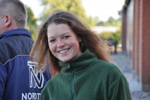 Østs bustur til Fyn - Smilende Laura, som sent aftenen før var hjemvendt fra lejrskole, alligevel havde lyst til at stå tidligt op og tage med på limousineavlertur.