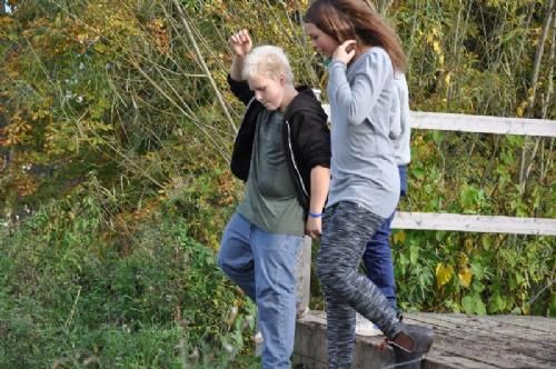 Østs bustur til Fyn - De unge mennesker hygger sig også i hinandens selskab, her får Laura og Tobias sig en snak.