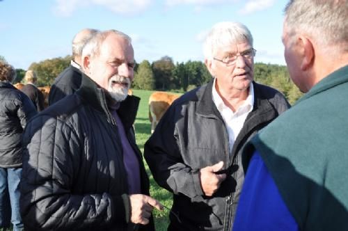 Østs bustur til Fyn - Meningsudveksling bland erfarne Limousineavlere. Poul Nygård, Niels Ejlekær Nielsen og Knud Erik Szwed i ivrig samtale.