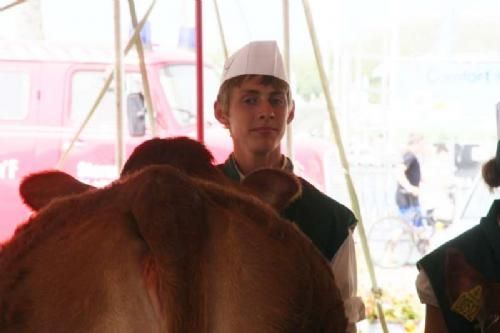 Stemningsbilleder 2 - Hos Juniorerne, var der tre Limousinedeltagere. Her er det Joachim Wagner Holst fra Holsted. Selvom han vandt i konkurrencen i vinter på Kødkvægsskuet blev det dog ikke hans tur denne gang.