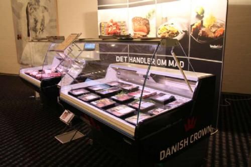 Stemningsbilleder - Danish Crown havde taget kølemontre med hjemmefra og fremviste forskellige udskæringer
