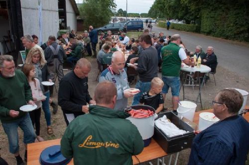 Stemningsbilleder - Landsskuet starter for de fleste udstillere m.fl. onsdag aften - med fællesspisning. Således også i 2018, hvor pølserne til en afveksling var røde og ikke grillede. Det skyldtes grillforbud på hele Landsskuet, som følge af tørken.