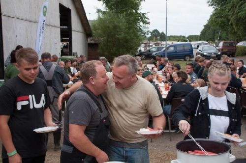 Stemningsbilleder - Gensynsglæde er der også masser af, da mange kender hinanden fra tidligere skuer eller andre limousinebegivenheder. Her er det Per Lynge Laursen og Jakob Ravn, der hilser kærligt på hinanden