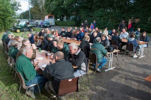 Stemningsbilleder - Iklædt lunt tøj møder udstillere og hjælpere ind til Landsskuet 2019. Onsdag aften ankommer de sidste folk og så er der grillpølser og kartoffelsalat til alle.