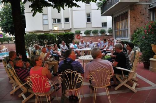 Studietur Italien - Det skønneste vejr og et dejligt hotel, med plads på terrassen til at samles ved enhver given lejlighed. Byen er Montecatini Terme, Italien. Det lover godt for de 40 rejsende Limousineavlere fra Danmark!