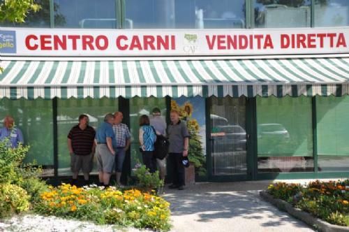 Studietur Italien - Fremme ved slagteriet, som er en del af CAF (Cooperativa Agricola Firenzuola), som er et andelsselskab, som har specialiseret sig i behandling, opbevaring og markedsføring af landbrugsprodukter af høj kvalitet.