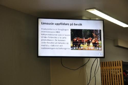 Studietur - Medarbejdere på slagteriet er blevet orienteret om vores besøg på storskærme rundt omkring i gangene.